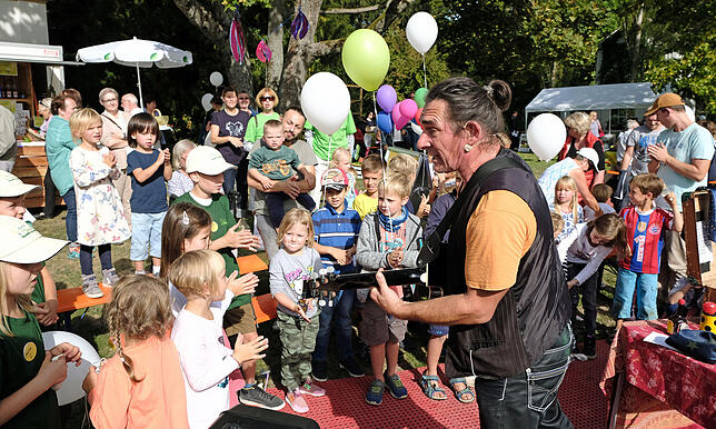 Die zahlreichen Kinder auf dem Gelände zieht der Comedy-Zauberer "Magic Mike" in seinen Bann.