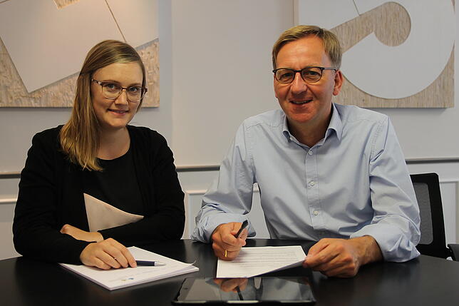 Ehrenamtspreis 2019: Oberbürgermeister Philipp Frank und Sekretärin und Ansprechpartnerin Stephanie Meyer, die neue Fragebögen für ...