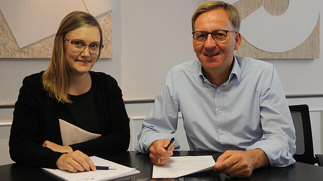 Ehrenamtspreis 2019: Oberbürgermeister Philipp Frank und Sekretärin und Ansprechpartnerin Stephanie Meyer, die neue Fragebögen für ...