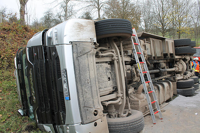 Bild 13: Bilder vom Unfall: Umgekippter Lastwagen am Randenaufstieg der B 314