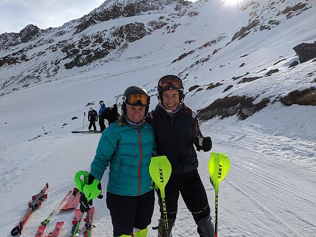 Olivia Wenk (links) mit Ester Ledecka.