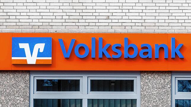 Schriftzug einer Volksbank an einer Hausfassade. Viele Institute beteiligen ihre Kunden am Geschäft und zahlen ihren Genossen hohe ...