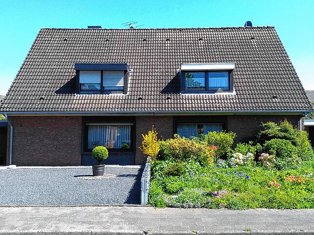 So wie der Garten rechts sollen in Zukunft idealerweise die Außenanlagen von Neubauten aussehen. Schottergärten wie auf der rechten ...