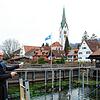 Bürgermeister Oliver Gortat deutet auf das Sanitärgebäude im Osthafen, das dieses Jahr saniert werden soll.