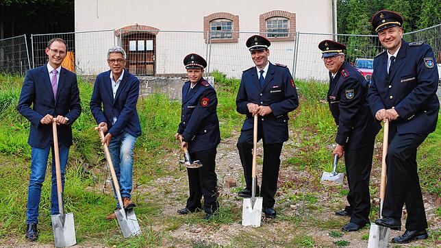 Spatenstich für das neue Unterbränder Feuerwehrgerätehaus: Bürgermeister Micha Bächle (von links), Ortsvorsteher Winfried Klötzer, ...