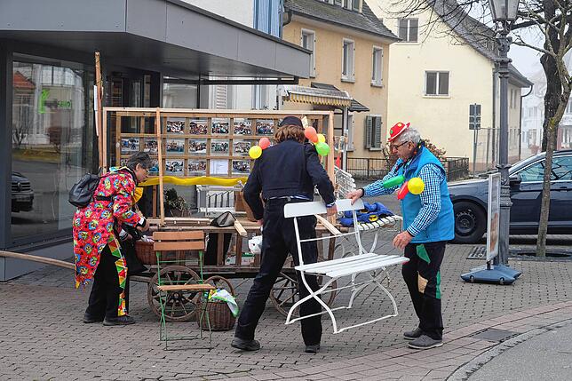 Die Bänklessänger stellen ihre Bänke auf.