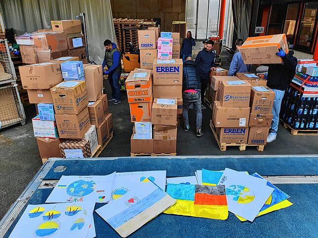 Fünftklässler der Realschule Überlingen haben Bilder gemalt, Botschaften an ukrainische Kinder. Sie werden den Hilfspaketen beigelegt.