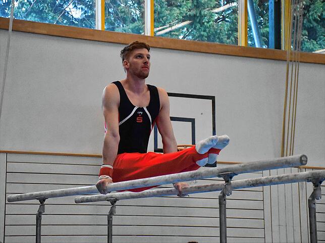 Macht eine gute Figur am Barren: Philipp Leitenmair mit perfekter Haltung.