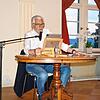 Schauspieler Sky du Mont trägt im Museumssaal Auszüge aus seinen autobiographischen Büchern vor. Bild: Martina Wolters