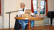 Schauspieler Sky du Mont trägt im Museumssaal Auszüge aus seinen autobiographischen Büchern vor. Bild: Martina Wolters