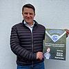 Stefan Salzborn mit dem Plakat, das für die Podiumsdiskussion in Moos wirbt.