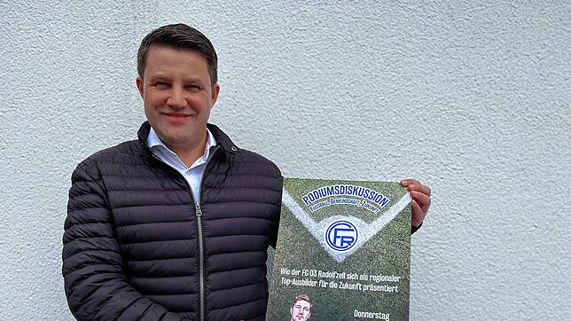 Stefan Salzborn mit dem Plakat, das für die Podiumsdiskussion in Moos wirbt.
