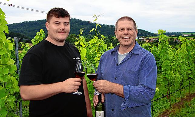Armin und Jonas Zolg (von rechts), ein Vater-Sohn Gespann im eigenen Weinberg in Gailingen.