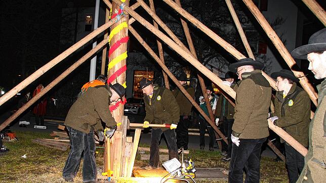 (Archivbild) Die Holzhauer-Gilde Allensbach zeigte im Jahr 2020 das letzte Mal ihr handwerkliches Können, um den Monsternarrenbaum der ...