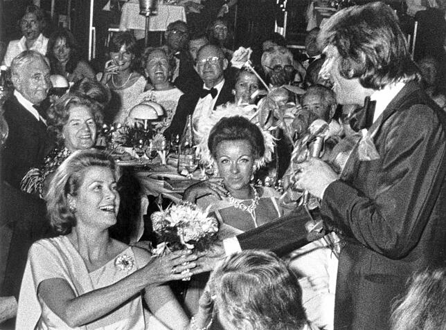 Was wären die Siebziger nicht ohne das Feiern gewesen! Hier überreicht Udo Jürgens bei einem Event in Monte Carlo der monegassischen ...