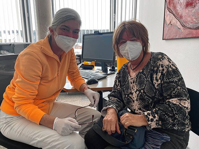 Edith Winzer, 78, aus St. Georgen freut sich, nun ihre erste Impfung gegen Covid-19 erhalten zu haben. Sie lässt sich jedes Jahr gegen ...