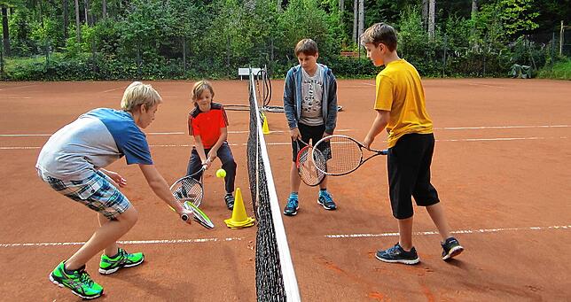 Unser Archivbild aus dem Jahr 2016 zeigt Kinder beim Tennistraining in Königsfeld.