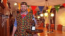 Narrenwirt Markus Buhl organisiert die Getränkelieferungen, damit niemand Durst leidet.