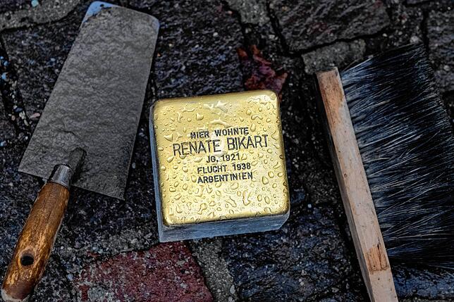 Regennass glänzt der Stolpersteine für Renate Bikart.