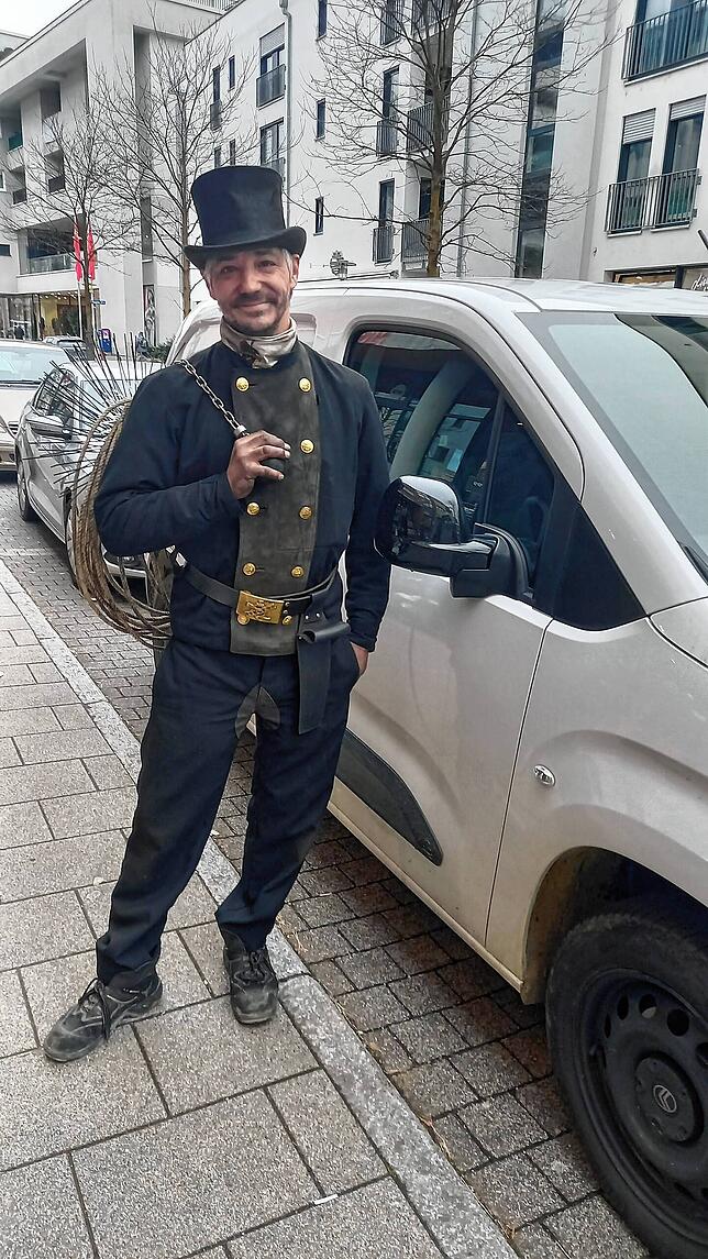 Deniz Gelen trägt als Schornsteinfeger die schwarze Kluft sowie einen Zylinder.