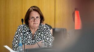 Bildungsministerin Theresa Schopper (Grüne) stellt sich den Fragen zu den unbesetzten Lehrerstellen in einer öffentlichen Sitzung des ...