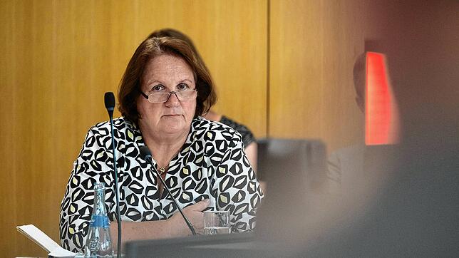 Bildungsministerin Theresa Schopper (Grüne) stellt sich den Fragen zu den unbesetzten Lehrerstellen in einer öffentlichen Sitzung des ...