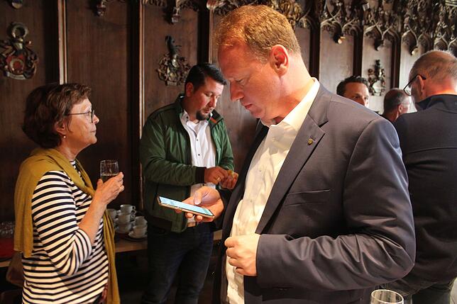 Marga Lenski und Oberbürgermeister Jan Zeitler, der noch gespannt auf die Wahlergebnisse zur Kreistagswahl wartet.