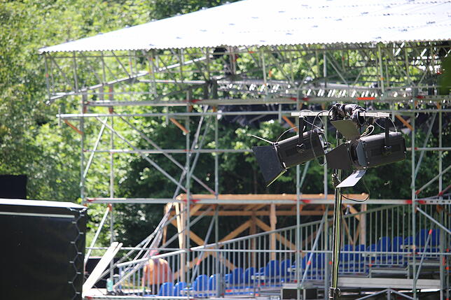 Gerüste, Balken und Scheinwerfer: Die Wiese neben dem Hüfinger Römerbad verwandelt sich in eine große Theaterkulisse.