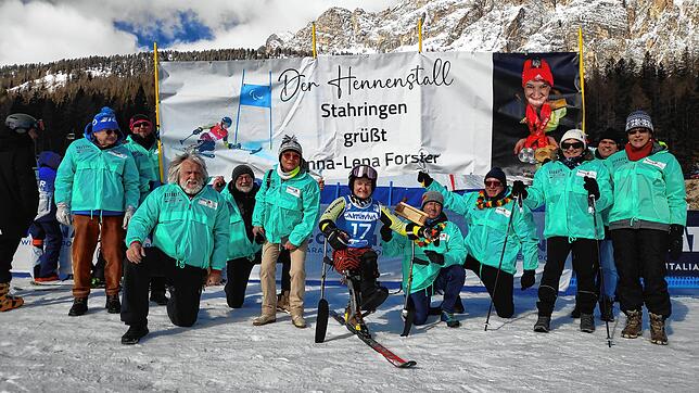 Zum Saisonabschluss im italienischen Cortina d&lsquo;Ampezzo wurde Anna-Lena Forster (Mitte) von einer zehnköpfigen Abordnung aus ...