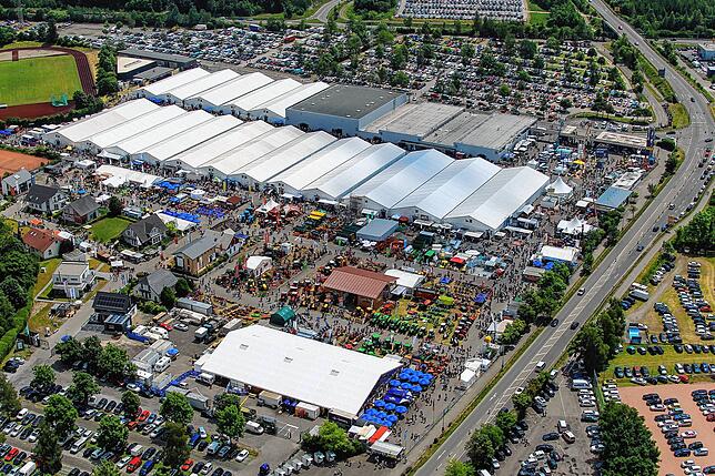 Auf diesem Luftbild aus dem Jahr 2018 sieht man die Parkfläche der Südwest Messe im Hintergrund. Viele Besucher wollen sich die ...