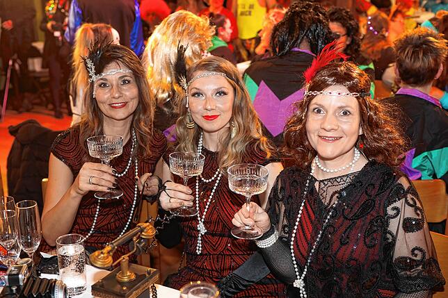 Bild 1: Bitte Platz nehmen! Kurz vor der Live-Übertragung der Konstanzer Fasnacht füllen sich die Reihen
