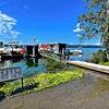 Idyllisch liegt der Tretbootverleih im Wasser. Der Bodensee ist in Überlingen über die Ufer getreten. Trockenen Fußes gelangt man nur ...