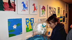 86 Werke von 23 Patienten sind bei der eintägigen Ausstellung im Untergeschoss des Hauses Entegast zu sehen. Bild: Gudrun Gehr