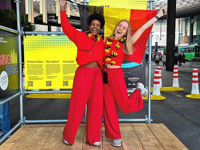 Bild 12: ESC-Fans feiern am Dienstag in Basel