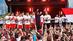 Freiburgs Trainer Julian Schuster (Mitte) und die Spieler feiern im Mai 2025 im Europa-Park Stadion in Freiburg den Saisonabschluss.