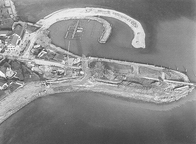 1982 baute der Yachtclub einen neuen Hafen, der nicht nur größer war als der alte, sondern auch erheblich mehr Schutz bot. Auf diesem ...