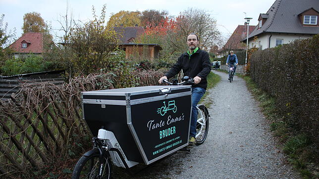 Bernd Köhler, der Gründer vom Unverpackt-Lieferdienst "Tante Emmas Bruder" ist auf dem Weg zu Familie Apfelbacher im Zeppelindorf. Zwei ...