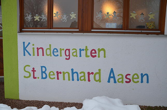 Kunterbunt und trubelig, aber jetzt auch sehr beengt geht es im Aasener Kindergarten zu.