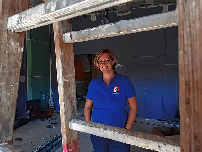 Rektorin Janine Regel-Zachmann im Dachgeschoss des Altbaus.