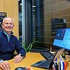 Bürgernähe: Stadtwerke-Vertriebsleiter Harry Runge diskutierte am Donnerstagabend mit seinen Kollegen und Geschäftsführer Martin Ritter ...