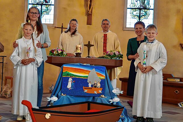 In der St. Ursula Kirche in Ühlingen feierten Mira Gantert (links) und Laurenz Kraus (rechts) ihre Erstkommunion. Zusammen mit der ...