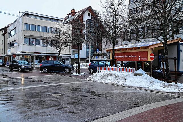 Täglich bildet sich vor der Drive-In-Abstrichstelle eine Autoschlange, hier können sich symptomatische Patienten der am Drive-In ...