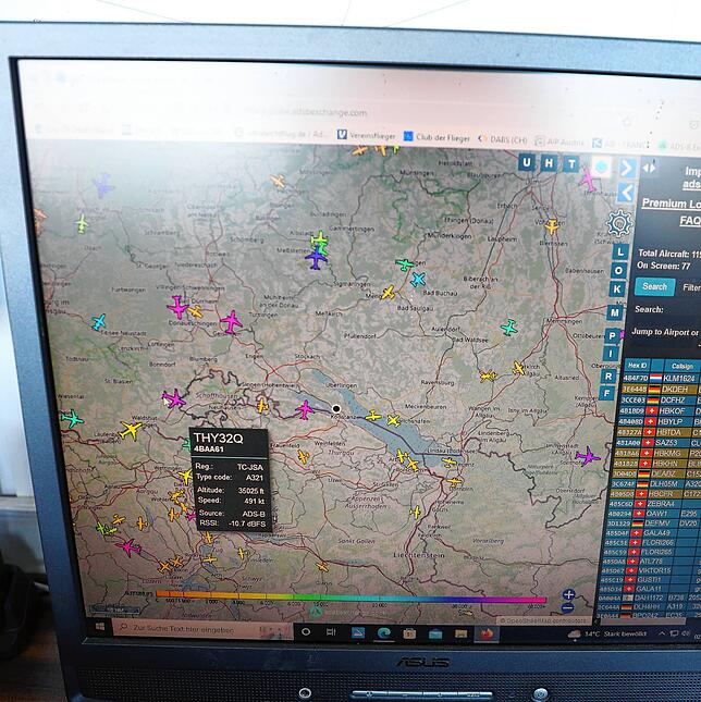 Auf diesem Monitor sieht der Diensthabende alle Flugzeuge, die sich gerade rund um den Bodensee im Himmel befinden, und kann ihre Routen ...