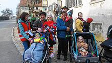 Auch die Jüngsten im Dorf waren beim Umzug und bei der Einkehr danach mit von der Partie. Kostümiert und dick eingepackt im Wagen ...