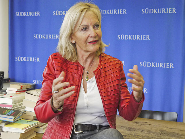 Bild 6: Mit Gaby Hauptmann am Drehort ihrer neuen SWR-Talkshow: Hier will die Bestsellerautorin über die Themen der Woche diskutieren