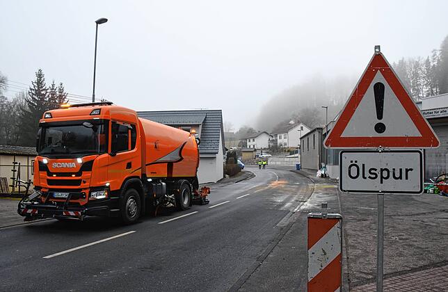 Bild 11: Der Tag nach dem Gefahrgut-Unfall: Bilder von der Lastwagen-Bergung und Straßenreinigung