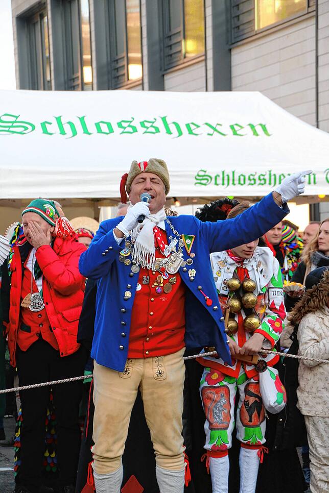 Bild 16: Fasnachts-Auswerfen und Narrenbaumstellen: Bilder des Hochrhein Narrentreffens in Tiengen (Teil 3)