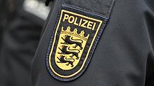 (Symbolbild) Für viele Besucherinnen und Besucher war das Dorffest ein schönes Erlebnis. Für einen 19-Jährigen endete der Besuch ...