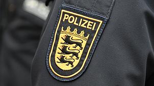 (Symbolbild) Für viele Besucherinnen und Besucher war das Dorffest ein schönes Erlebnis. Für einen 19-Jährigen endete der Besuch ...