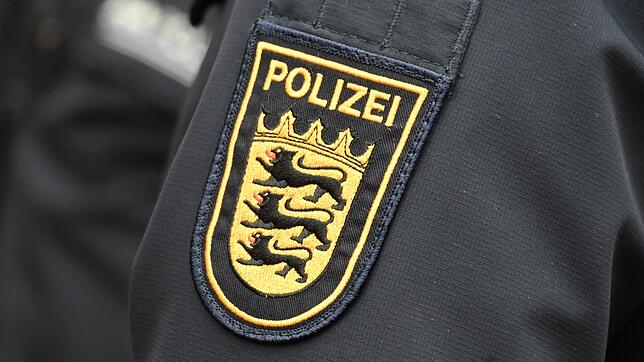 (Symbolbild) Für viele Besucherinnen und Besucher war das Dorffest ein schönes Erlebnis. Für einen 19-Jährigen endete der Besuch ...